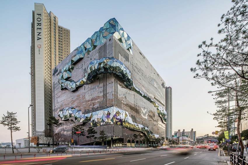 The Galleria Gwanggyo pose un rocher à Seoul