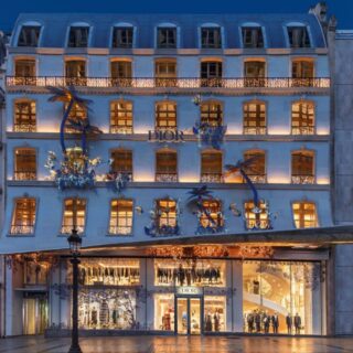 Dior allume sa lanterne sur les Champs-Elysées