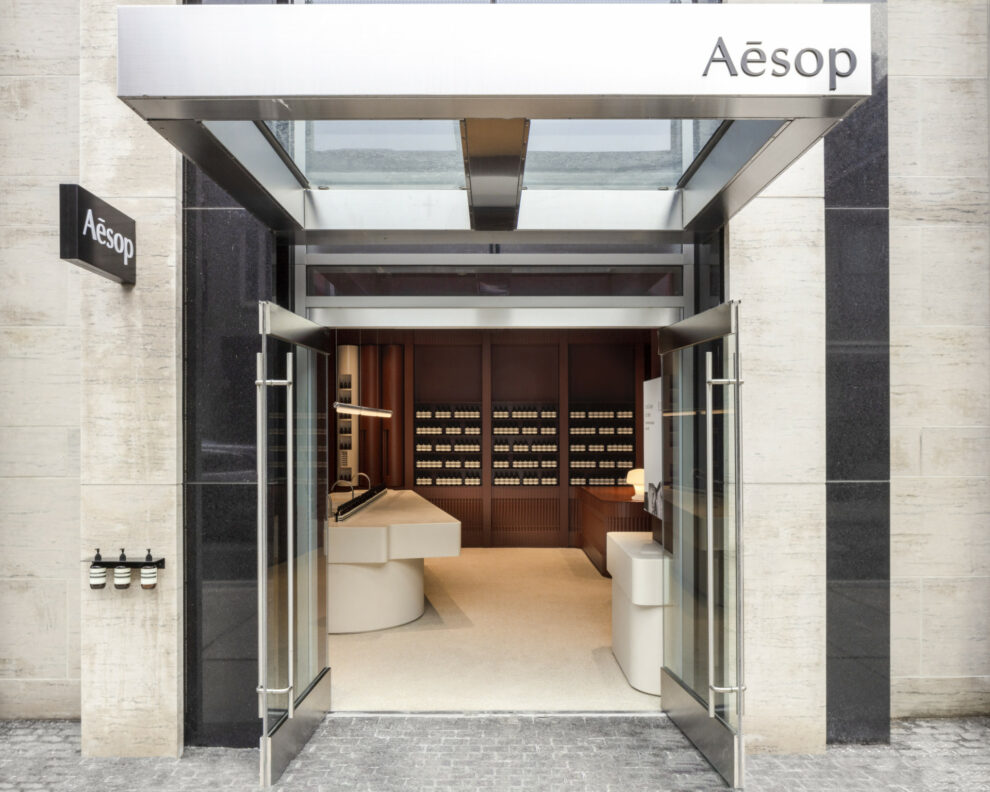 Entrée du salon de soins Aesop récemment ouvert à Toronto.