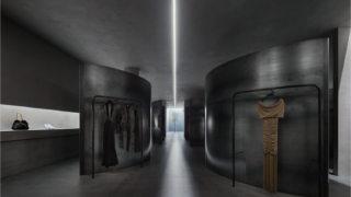 Khaite à Soho imagine un ancien parking d'un bâti historique transformé en fashion flagship store