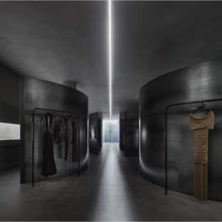 Khaite à Soho imagine un ancien parking d'un bâti historique transformé en fashion flagship store