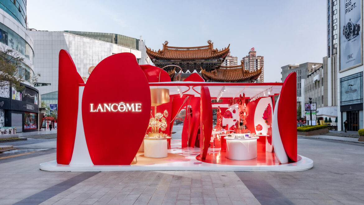 La marque Lancôme du leader mondial de la beauté L'oréal célèbre le nouvel an Chinois en déroulant les pétales de son pop-up store urbain posé en extérieur à Kunming.