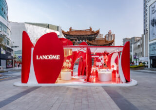 La marque Lancôme du leader mondial de la beauté L'oréal célèbre le nouvel an Chinois en déroulant les pétales de son pop-up store urbain posé en extérieur à Kunming.