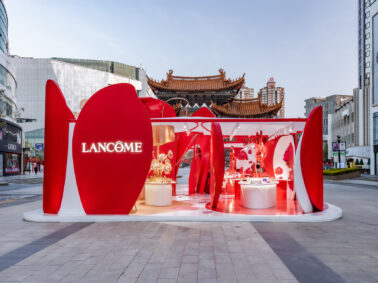 La marque Lancôme du leader mondial de la beauté L'oréal célèbre le nouvel an Chinois en déroulant les pétales de son pop-up store urbain posé en extérieur à Kunming.