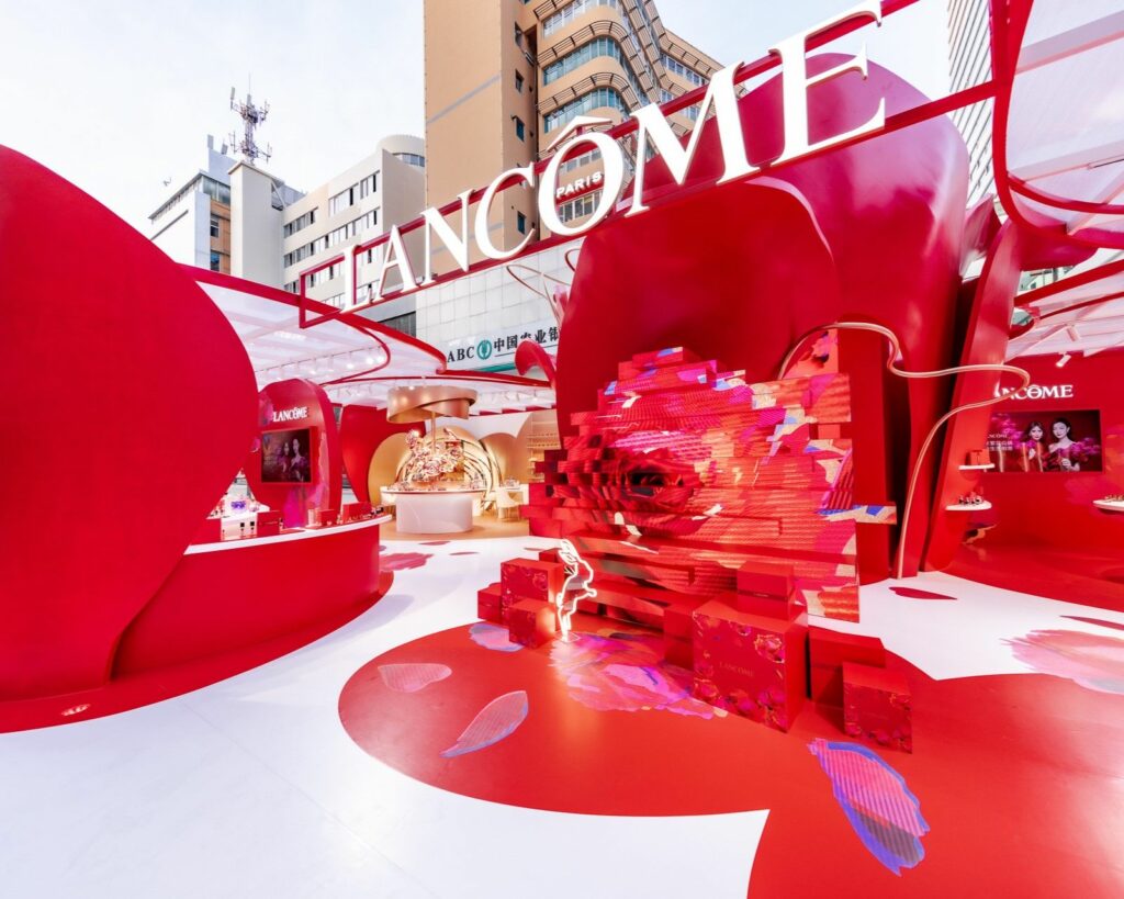 Lancôme monte un Pop-up store en extérieur qui célèbre le nouvel an chinois.