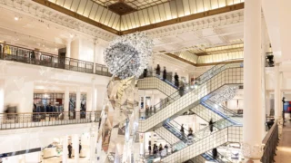 L'artiste plasticien indien,Subodh Gupta connu pour ses oeuvres composées d'ustensiles de cuisine a carte blanche au grand magasin parisien Le Bon Marché Rive Gauche (groupe LVMH).