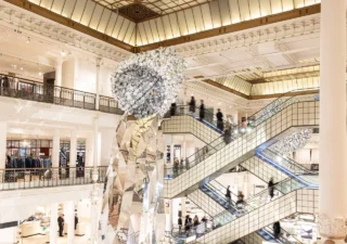 L'artiste plasticien indien,Subodh Gupta connu pour ses oeuvres composées d'ustensiles de cuisine a carte blanche au grand magasin parisien Le Bon Marché Rive Gauche (groupe LVMH).