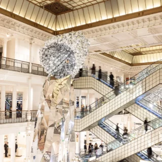 L'artiste plasticien indien,Subodh Gupta connu pour ses oeuvres composées d'ustensiles de cuisine a carte blanche au grand magasin parisien Le Bon Marché Rive Gauche (groupe LVMH).