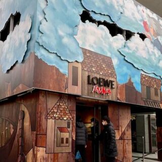 Loewe et Studio Ghibli imaginent à Omotesando à Toyko une cabane magique