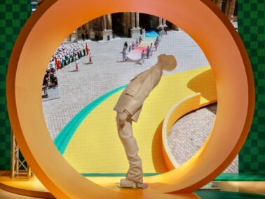 Looping circulaire spectaculaire dans ce pop-up Louis Vuitton