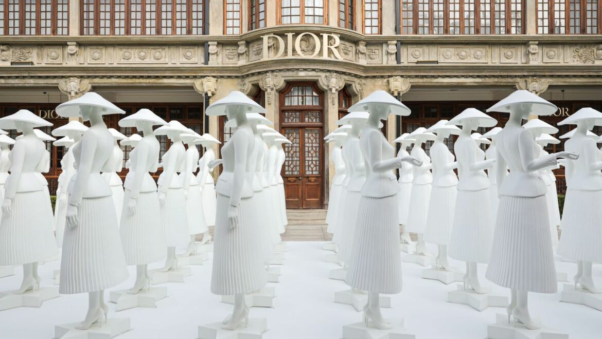 La maison de luxe Christian Dior (groupe LVMH) déploie ses élégantes statues à Shanghai