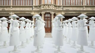 La maison de luxe Christian Dior (groupe LVMH) déploie ses élégantes statues à Shanghai