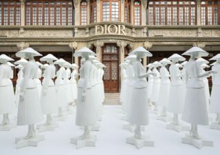 La maison de luxe Christian Dior (groupe LVMH) déploie ses élégantes statues à Shanghai