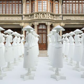 La maison de luxe Christian Dior (groupe LVMH) déploie ses élégantes statues à Shanghai