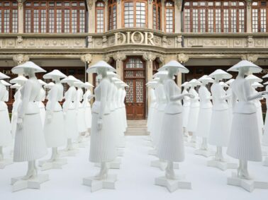 La maison de luxe Christian Dior (groupe LVMH) déploie ses élégantes statues à Shanghai