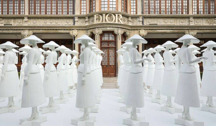 La maison de luxe Christian Dior (groupe LVMH) déploie ses élégantes statues à Shanghai