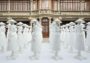 La maison de luxe Christian Dior (groupe LVMH) déploie ses élégantes statues à Shanghai