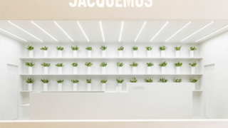 Dans l'univers poétique de la maison de luxe Jacquemus aux Galeries Lafayette