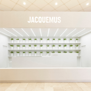 Dans l'univers poétique de la maison de luxe Jacquemus aux Galeries Lafayette