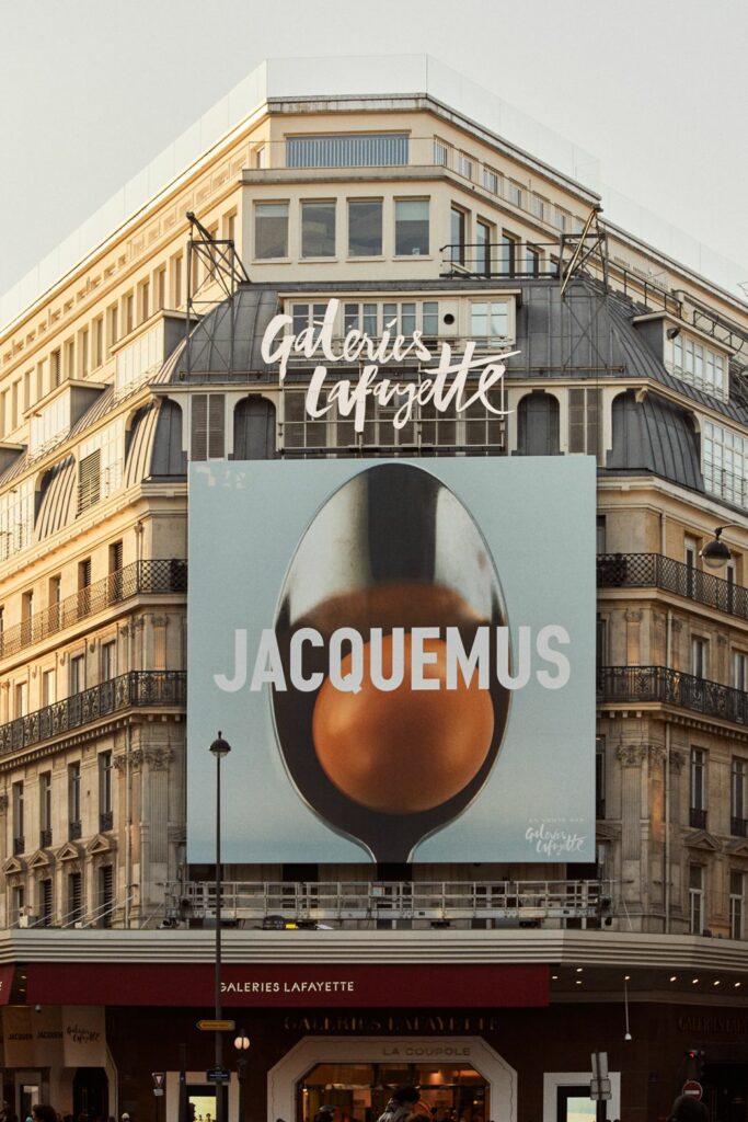 Immersion dans le nouveau Pop-up Jacquemus aux Galeries Lafayette