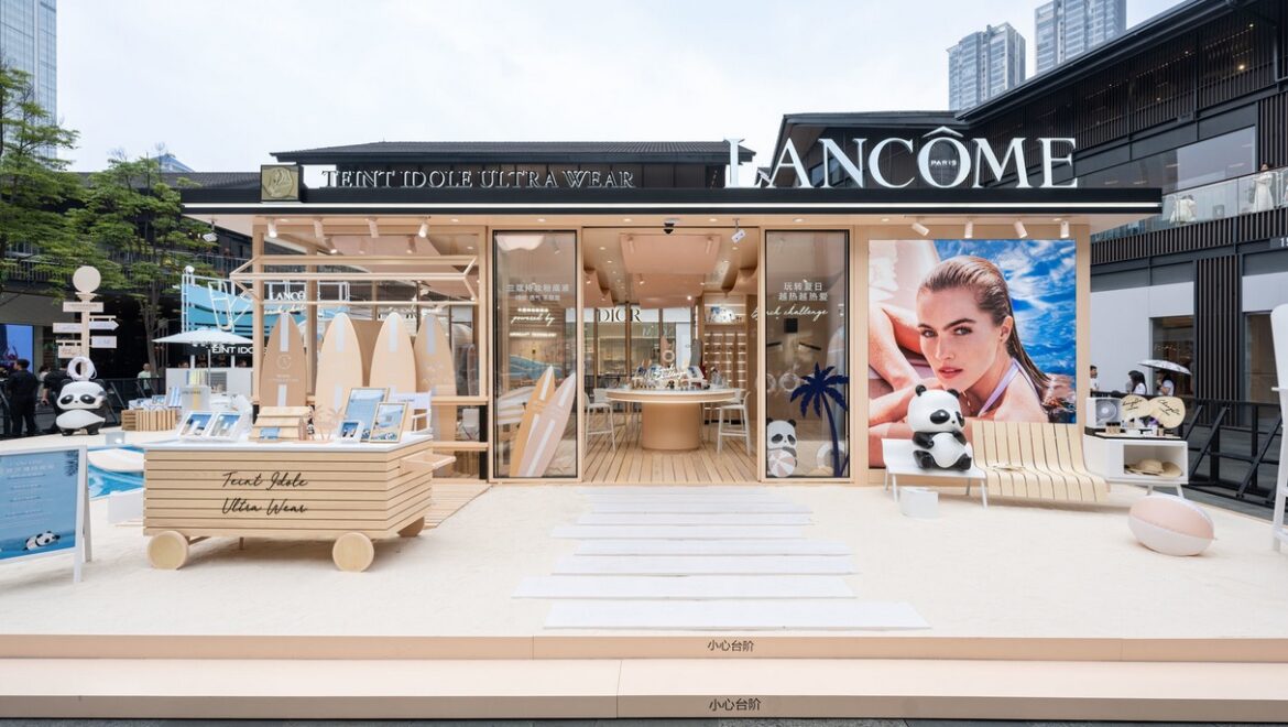 La maison Lancôme du groupe L'Oréal déploie son nouveau Pop-up store devant la boutique de Dior sur le marché chinois