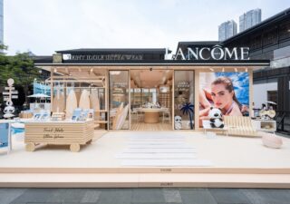 La maison Lancôme du groupe L'Oréal déploie son nouveau Pop-up store devant la boutique de Dior sur le marché chinois