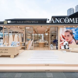 La maison Lancôme du groupe L'Oréal déploie son nouveau Pop-up store devant la boutique de Dior sur le marché chinois