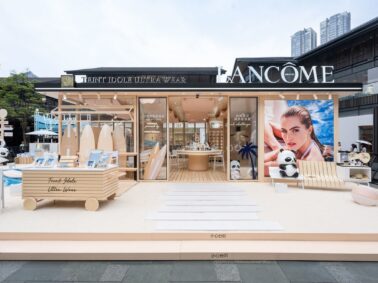 La maison Lancôme du groupe L'Oréal déploie son nouveau Pop-up store devant la boutique de Dior sur le marché chinois