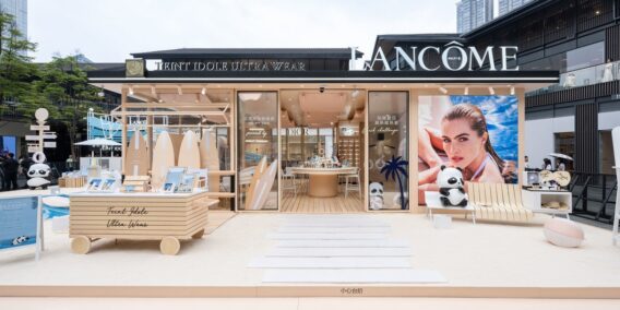 La maison Lancôme du groupe L'Oréal déploie son nouveau Pop-up store devant la boutique de Dior sur le marché chinois