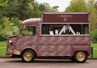 La maison de luxe Berluti dévoile son pop-up mobile au coeur du jardin d'Acclimation parisien