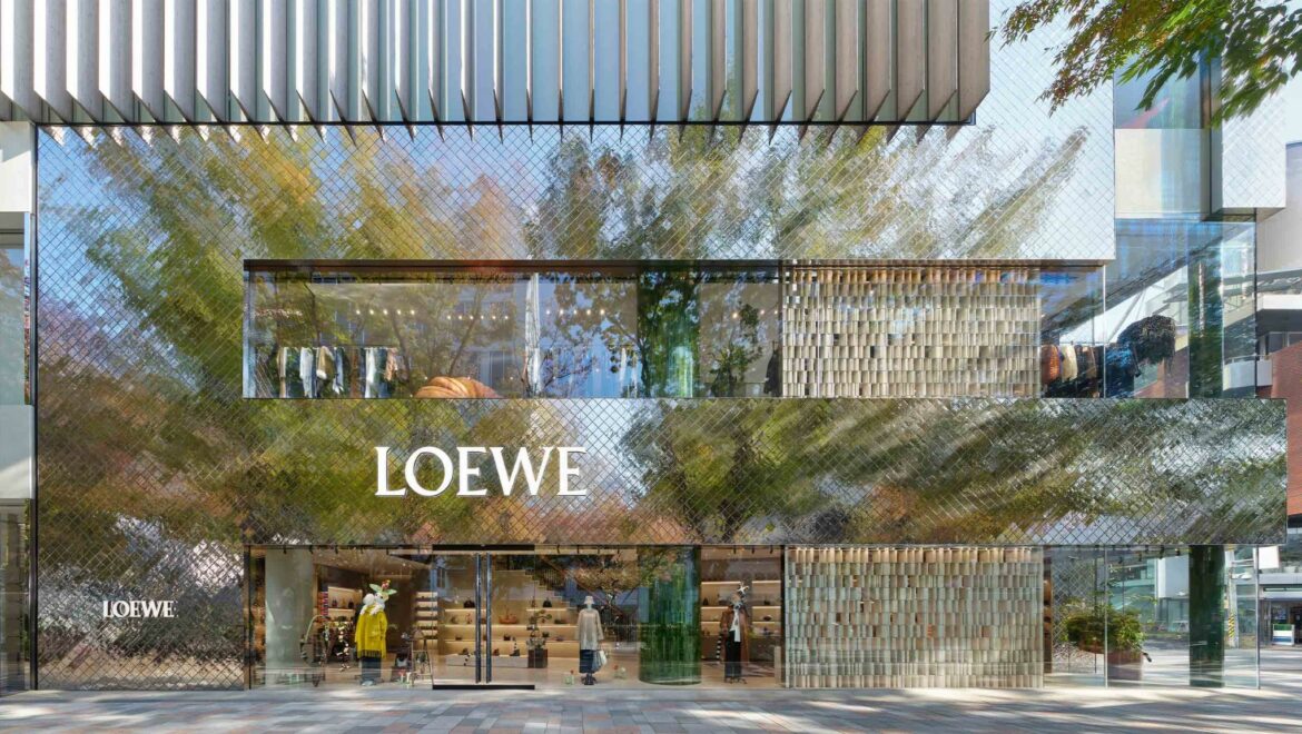 La marque montante Loewe du groupe LVMH se refait une beauté à Tokyo