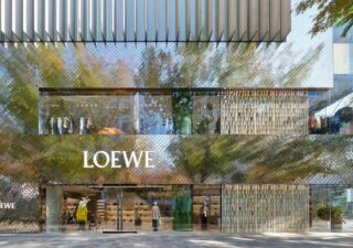 La marque montante Loewe du groupe LVMH se refait une beauté à Tokyo