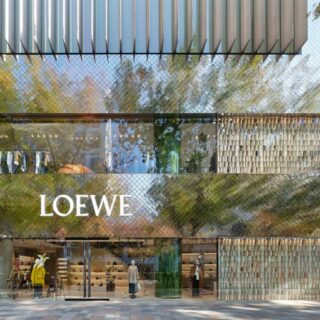 La marque montante Loewe du groupe LVMH se refait une beauté à Tokyo