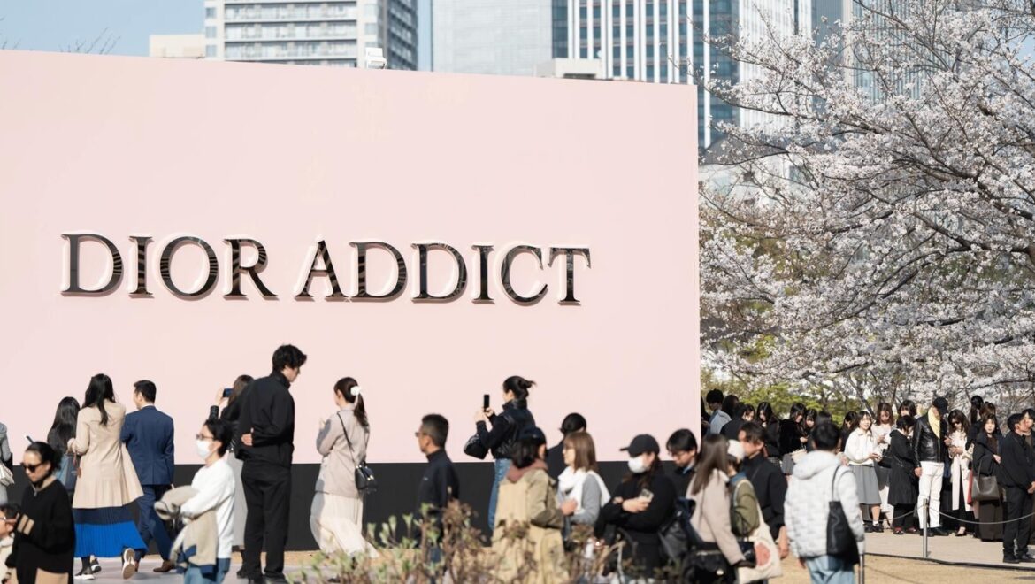 Dior Addict accueille ses visiteurs pour célébrer Hanami à Tolyo